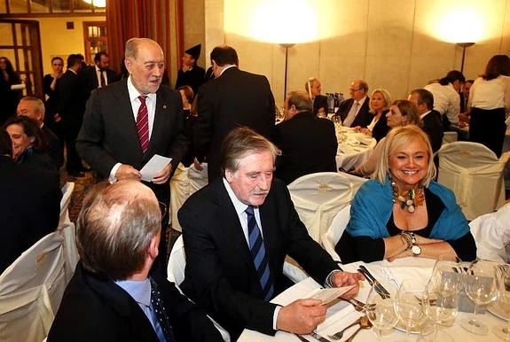 De Lorenzo pasa junto a la mesa de Mercedes Fernández, ayer, en la entrega del Premio Ovetense del Año. 