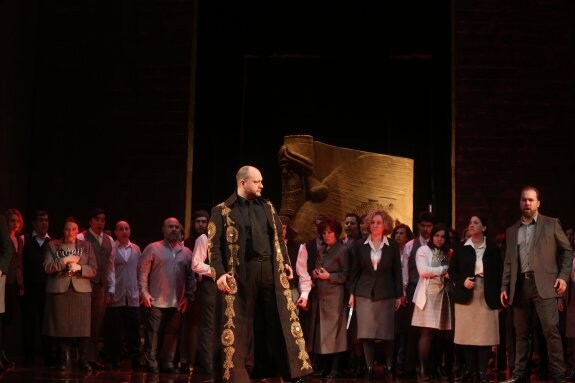 Damiano Salerno, que interpreta al rey Nabucco, con el coro de los esclavos a su espalda. 