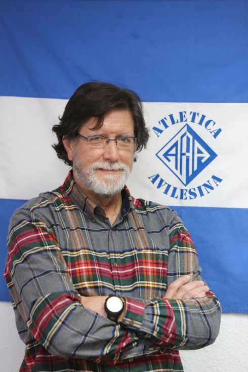 Sergio Villanueva con el escudo de la Atlética a su espalda. 