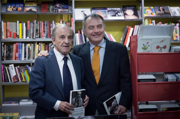 El periodista Vicente Ferrer, a la derecha, autor del libro 'Buenas Noches y saludos cordiales', con José María García. 
