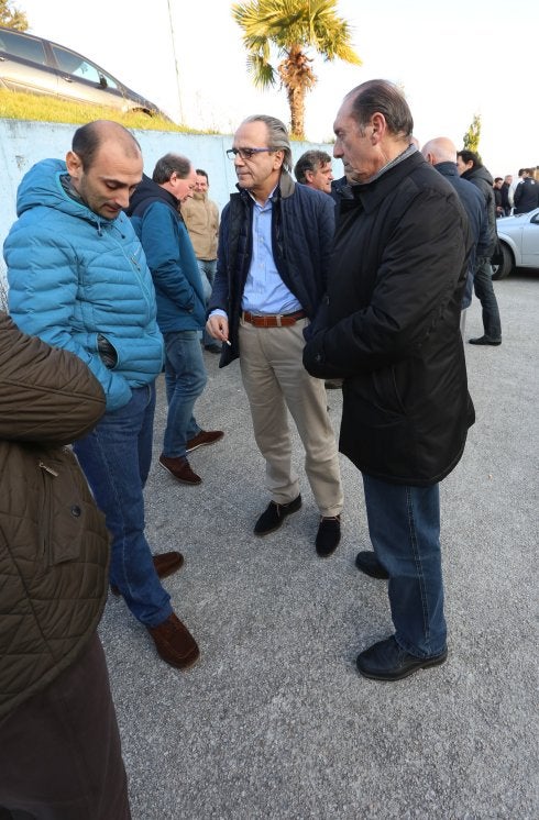 Quini y Toni Fidalgo muestran su apoyo a los allegados del fallecido a la entrada del tanatorio. 