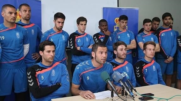 El capitán del Real Oviedo, Diego Cervero, ha sido el encargado de leer el comunicado de la plantilla.