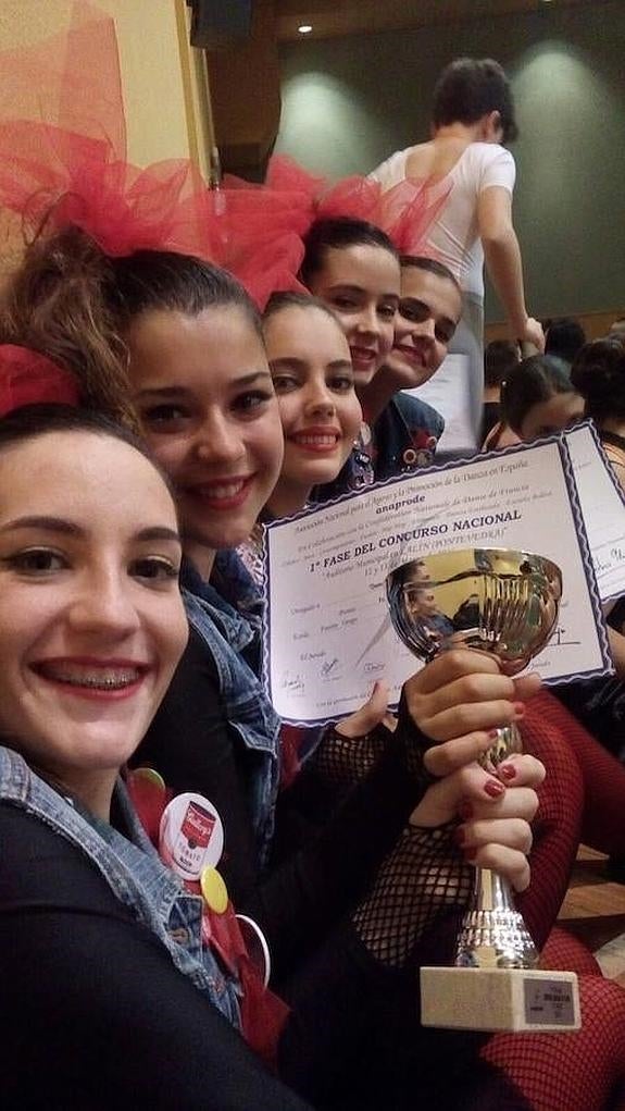 Julia, Lidia, Reyes, Lucía, Carmen y Elena, al fondo, forman el grupo de tercero de Secundaria que ganó en su categoría. 