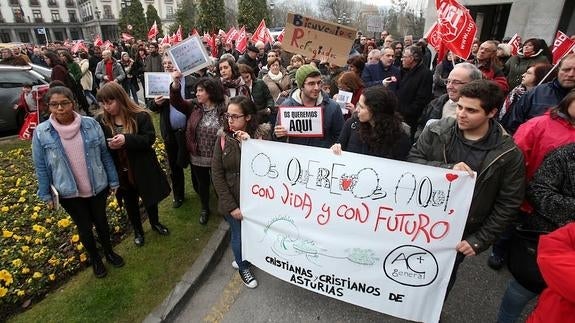 Un momento de la concentración de esta tarde en la plaza de España, en Oviedo.