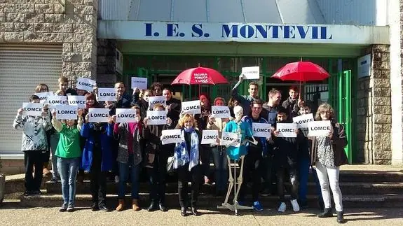 Protesta protagonizada por personal docente y alumnado del IES Montevil. 