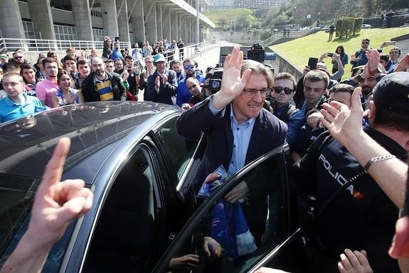 Sergio Egea, en el aparcamiento del Tartiere, rodeado por aficionados.