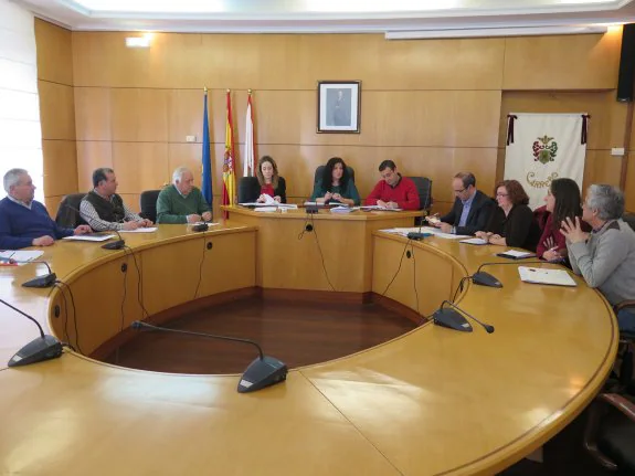 Los integrantes del nuevo consejo, durante su constitución. 