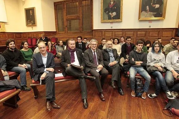 José Muñiz, Pedro Sánchez Lazo, Santiago García Granda y Agustín Costa, sentados entre los universitarios que acudieron al debate en el Aula Magna 