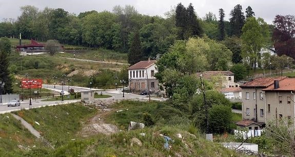 Una imagen de La Manjoya, a mano izquierda era la zona destinada a la nuevas viviendas y en la que prácticamente solo hay viales, mientras que a mano derecha permanecen las casas de siempre, entre ellas el centro de salud.  
