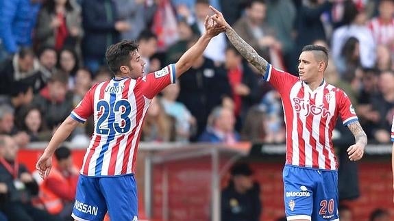 Sanabria y Jony celebran un tanto.