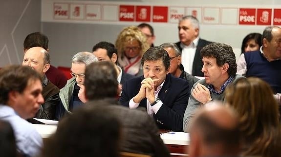 Javier Fernández y Jesús Gutiérrez durante el Comité Autonómico del partido celebrado hoy en Gijón.