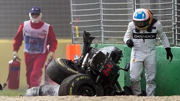 Alonso junto a los restos de su monoplaza.