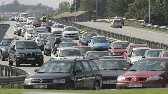 Atasco en la entrada a Gijón por Viesques.