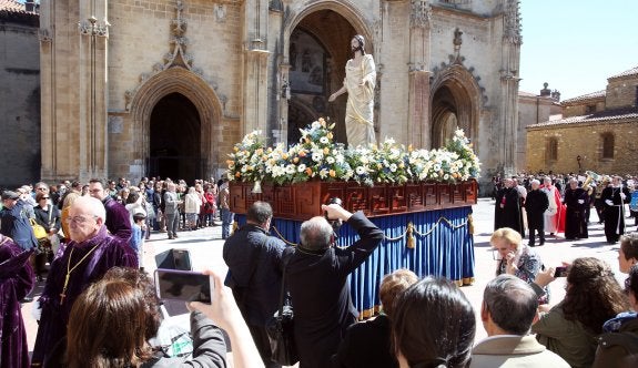 La procesión del Resucitado partió del claustro de la Catedral tras la misa de Pascua. 