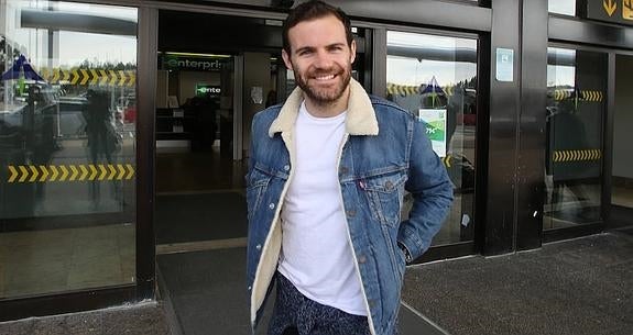 El futbolista del Manchester United Juan Mata, a su llegada al aeropuerto de Asturias. 