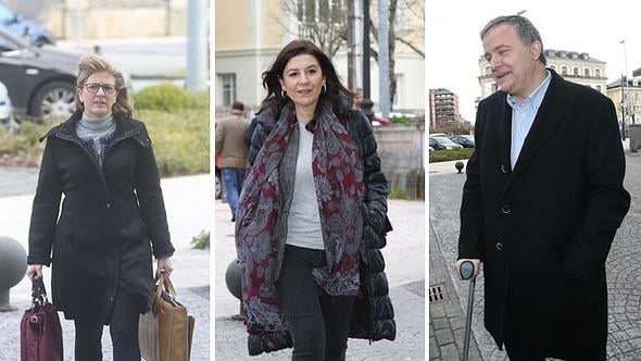 Isabel Pérez-Espinosa, Carmen Rodríguez Maniega y Rodolfo Sánchez a su llegada al juzgado de Lugo.