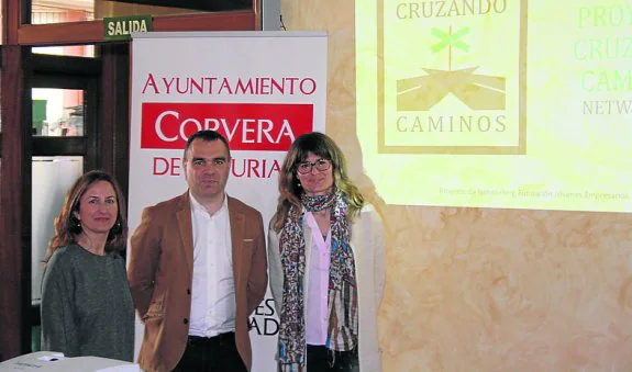 Rocío Martínez, concejala de Desarrollo Local, Iván Fernández, alcalde, y Raquel Acón, de la Fundación Jóvenes Empresarios. 