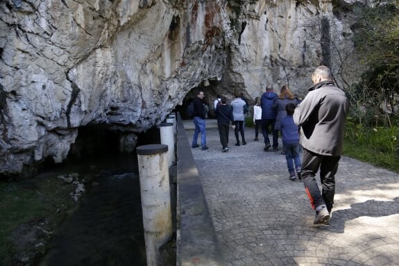 Visitantes, ayer, en el acceso a la riosellana cueva de Tito Bustillo tras la reapertura. 