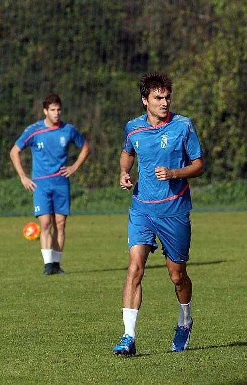 Vila, en un entrenamiento con el Real Oviedo. 