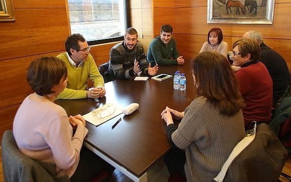 Carmen Moriyón y Fernando Couto (izquierda) escuchan a Adrián Arias, presidente de la FAV. 