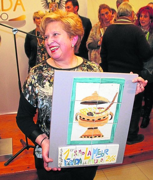 Ana Merino, sonriente con el premio a la mejor fabada. 