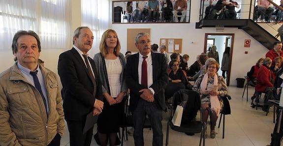 Alfredo Velasco, Wenceslao López, Marisa Ponga y Luis Flórez, observan el vídeo que resume las actividades de la Asociación. 