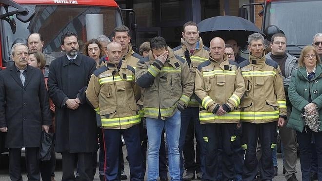 Bomberos de Oviedo y representantes de la Corporación municipal han guardado este mediodía un minuto de silencio.