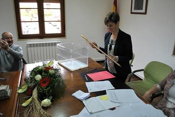 Estefanía González, con el bastón de mando de alcaldesa, en su toma de posesión. 