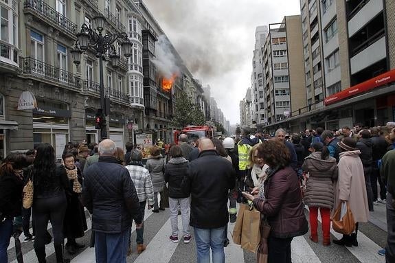 Centenares de vecinos presenciaron la evolución del incendio, cuyas imágenes grabaron con sus móviles. 