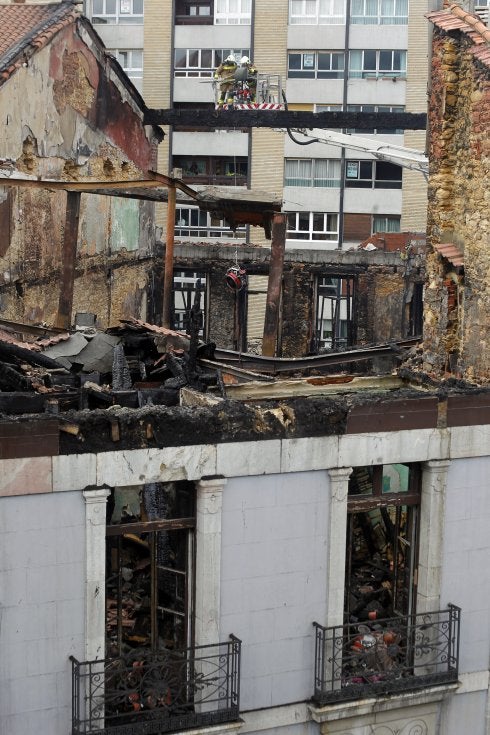 Desde Melquíades Álvarez. El Ayuntamiento asegurará las fachadas de Melquíades Álvarez, 25 y Uría, 58 para abrir ambas calles. 