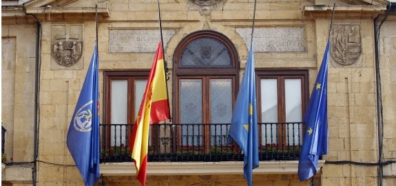 La bandera a media asta que preside el Ayuntamiento en señal de luto por el bombero fallecido el pasado jueves. 