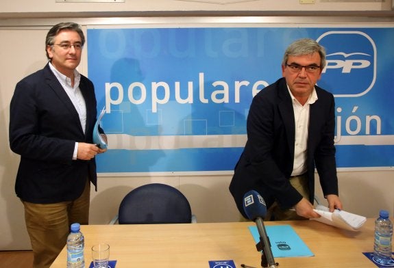 Pablo González, secretario general del PP de Gijón, y Mariano Marín, presidente de la junta local, antes de iniciar su rueda de prensa. 