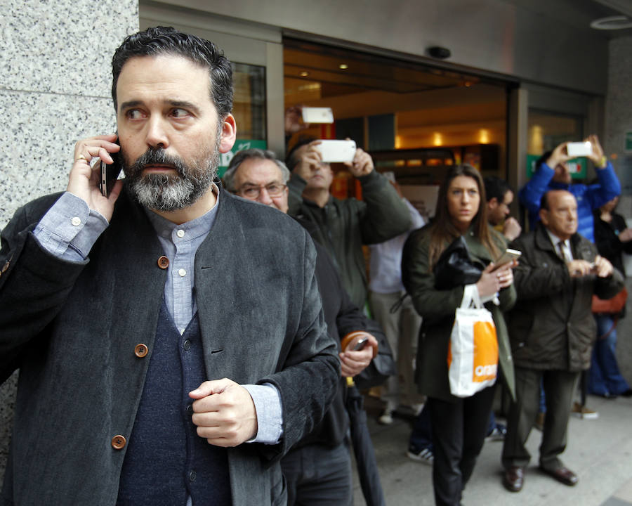 Ricardo Fernández, habla por teléfono, mientras seguía la intervención en Uría,58. 