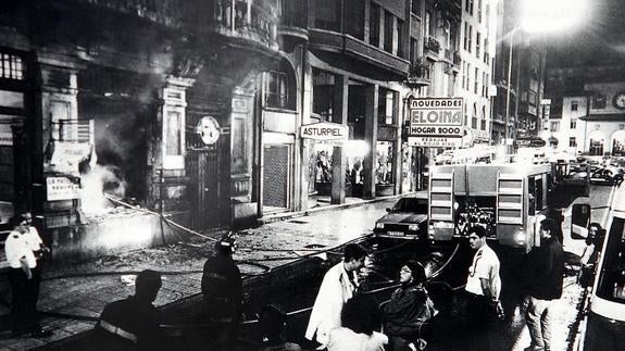 Uría, 31. Las llamas arrasaron la tienda de ropa Andén 31, en la calle Uría, a principios de la década de los 90, como destaca ‘El fuego en Oviedo’.