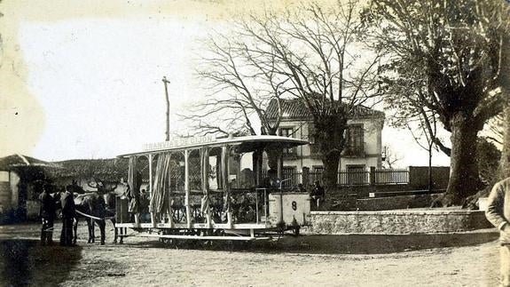 Tranvía de mulas en la plaza de Villamanín, Gijón, hacia 1895. 