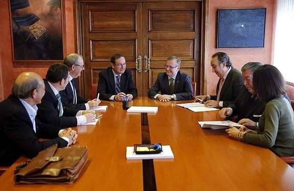 El consejero de Sanidad, Francisco del Busto, y el gerente del Sespa, José Ramón Riera, con los responsables de los centros sanitarios concertados con los que firmaron los convenios singulares de 2016. 