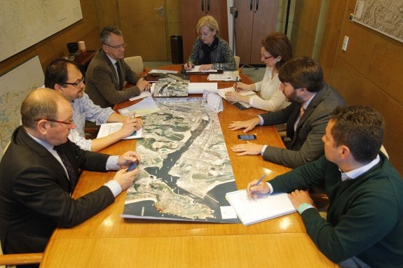 Reunión ayer de los representantes del Puerto con los de la Consejería de Medio Ambiente.