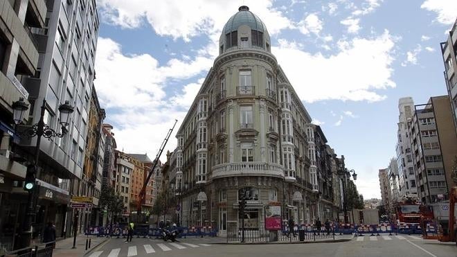 Como consecuencia de las obras en el edificio incendiado, la circulación por la calle Uría de Oviedo se está viendo afectada.  