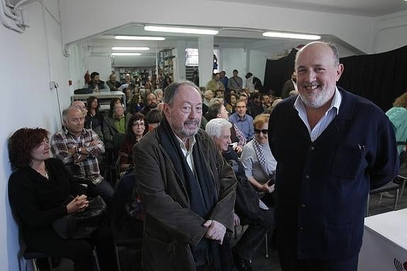 Gregorio Morán y Luis Arias Argüelles-Meres, en el local de Cambalache, momentos antes            del acto de presentación del libro 'El precio de la Transición', organizado por La Ciudadana. 