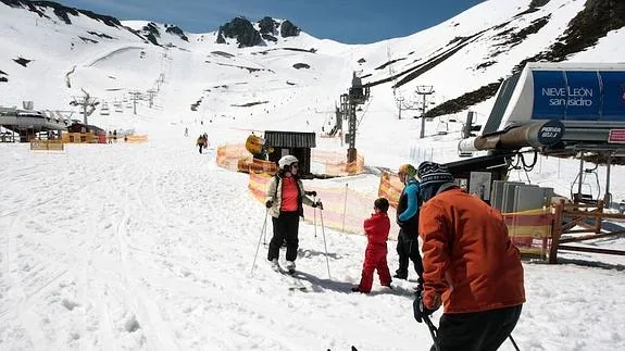 Esquiadores en la estación de San Isidro. 