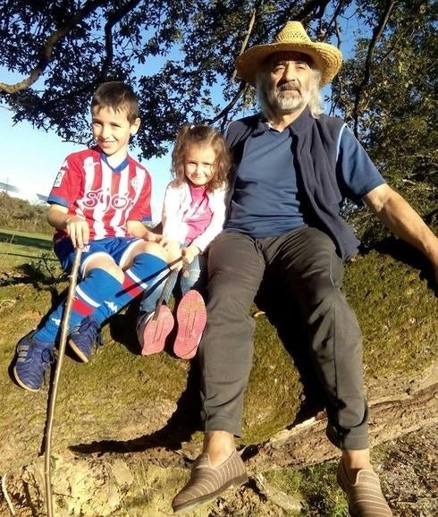 Con dos de sus nietos.