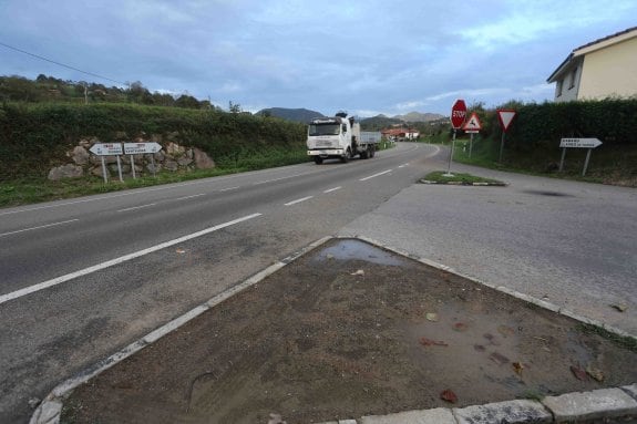 Un cruce del tramo que se solicita mejorar, en la localidad parraguesa de Arobes, que es destacado como peligroso por los conductores. 