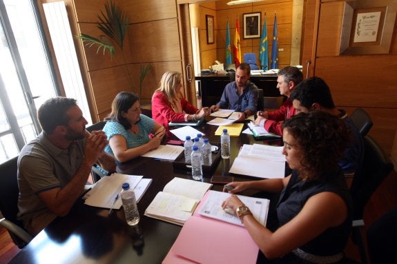 El equipo de gobierno de Siero durante una reunión interna en el despacho de la Alcaldía.