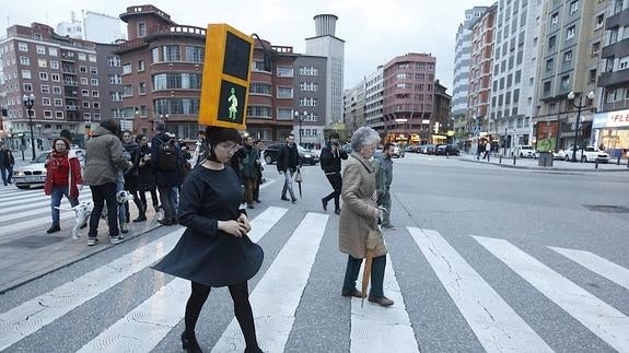 Kubra Khademi, vestida de semáforo ‘femenino’ por las calles gijonesas.