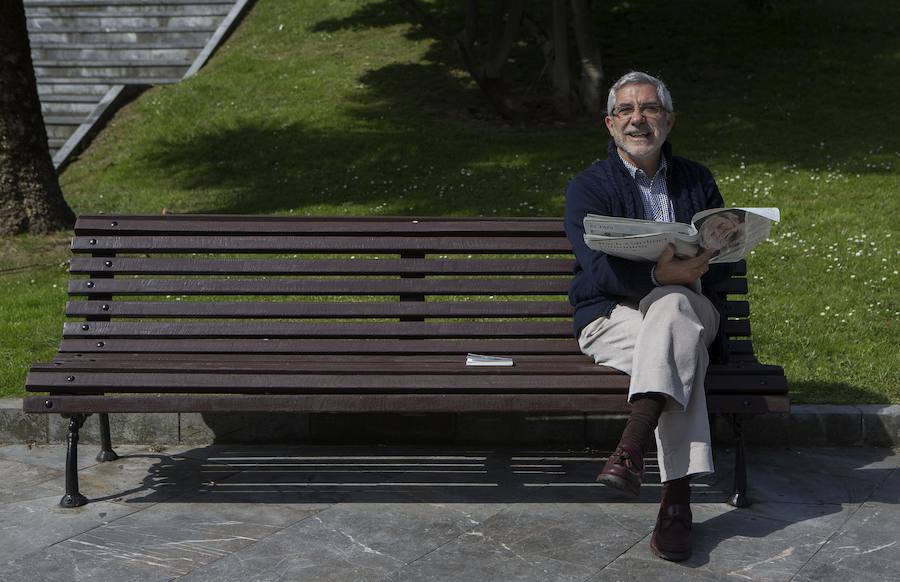 Gaspar Llamazares, candidato a la presidencia del Principado por IU, leyendo el periódico sentado en un banco en la jornada de reflexión.