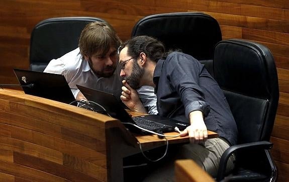 Daniel Ripa y Emilio León, ayer, en un momento del pleno de la Junta. 