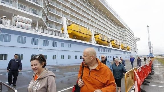 Parte de los 3.870 pasajeros del crucero han aprovechado la mañana para visitar la ciudad.