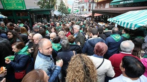 El público pudo degustar algunas de las variedades ofrecidas por los 19 llagares participantes.