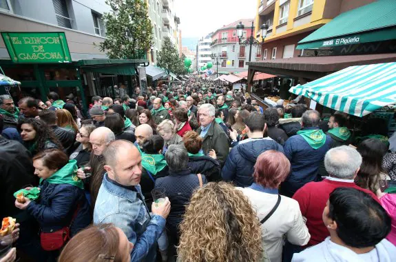 Miles de personas llenaron la calle Gascona para participar en la 17 edición de la Preba de la Sidra. 