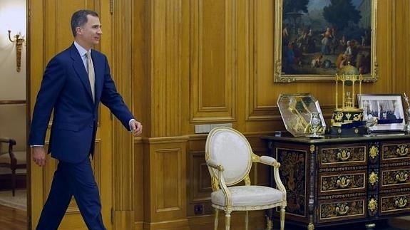 El rey Felipe VI, a su llegada a la recepción con el presidente del Congreso de los Diputados, Patxi López. 